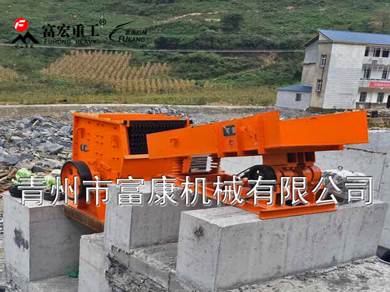 振動給料機又稱振動喂料機，振動給料機在生產流程中，可把塊狀、顆粒狀物料從貯料倉中均勻、定時、連續地給到受料裝置中去，在砂石生產線中可為破碎機械連續均勻地喂料，并對物料進行粗篩分，廣泛用于冶金、煤礦、選礦、建材、化工、磨料等行業的破碎、篩分聯合設備中。